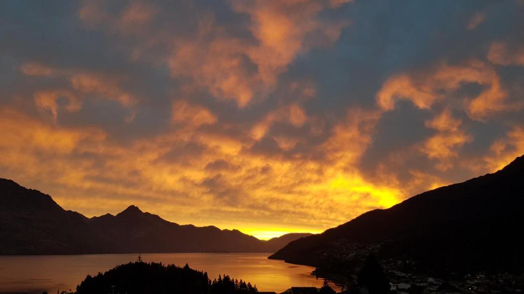 Spacious Home With Awesome Lake Views Queenstown Eksteriør billede