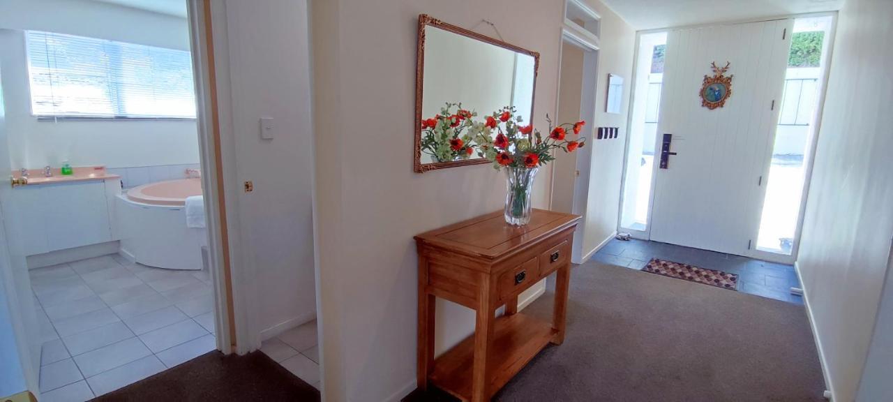 Spacious Home With Awesome Lake Views Queenstown Eksteriør billede